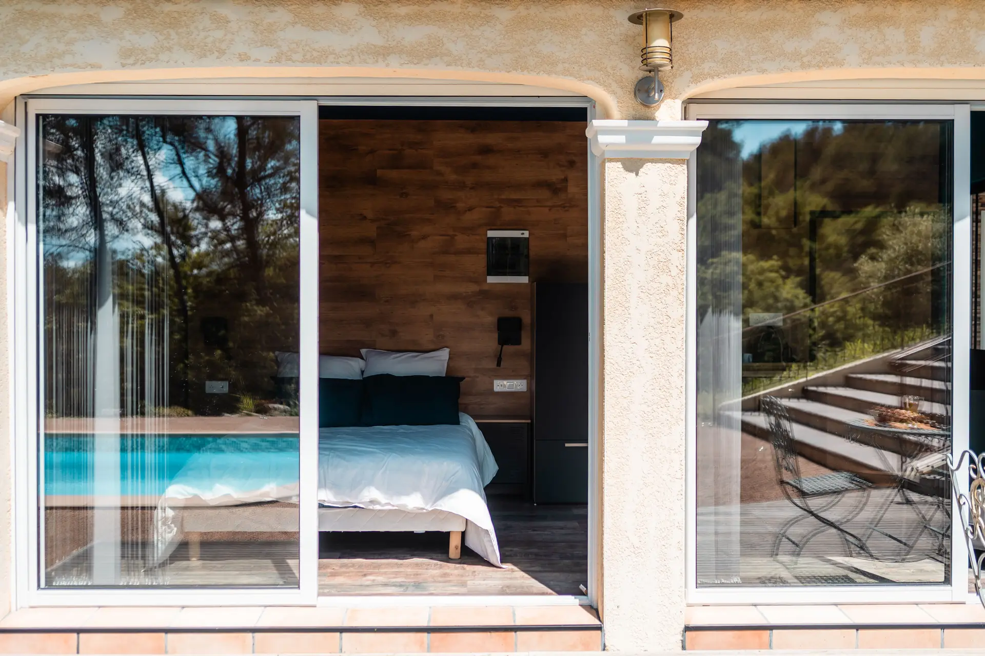 Le studio indépendant ouvert sur la piscine